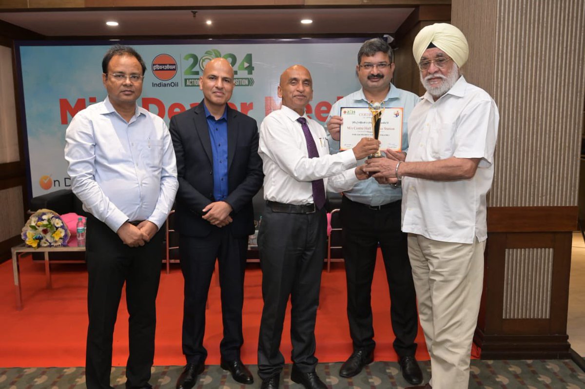 DelhiIocl's tweet photo. Delhi South &amp; Delhi South East RSA Dealers' Meet was a resounding interaction. We had insightful discussions, felicitated top performers &amp; stressed on a focused approach to boost branded fuels, QLOC, ITPS, positive growth, safety compliance &amp; exceptional customer services. https://t.co/Hsfo7gnTVD