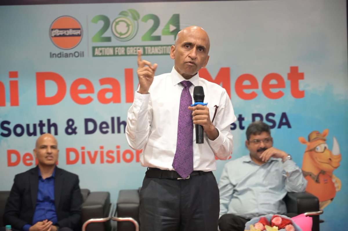 DelhiIocl's tweet photo. Delhi South &amp; Delhi South East RSA Dealers' Meet was a resounding interaction. We had insightful discussions, felicitated top performers &amp; stressed on a focused approach to boost branded fuels, QLOC, ITPS, positive growth, safety compliance &amp; exceptional customer services. https://t.co/Hsfo7gnTVD