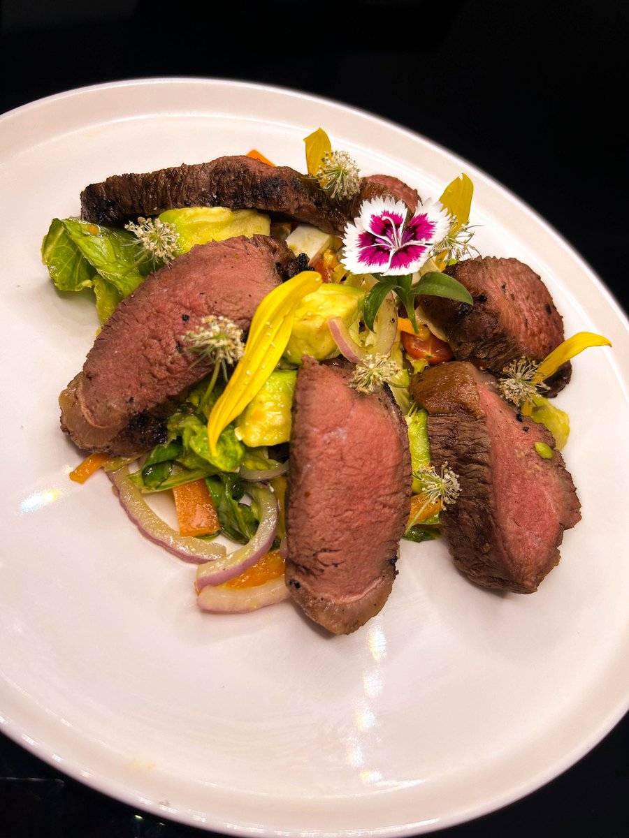 ReyGrill's tweet photo. rrancamos el fin de semana con algo muy fresco pero con el toque infaltable del humo 💨 Una exquisita ensalada con picaña con una vinagreta de mostaza, miel y limón. Una opción perfecta para disfrutar en familia 👨🏻‍🍳👌🏻🙌🏻 

Que tengan una excelente tarde ¡Ánimo! https://t.co/7ZpKEbkqsr