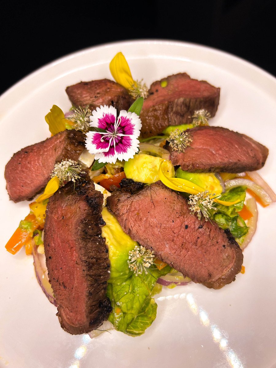ReyGrill's tweet photo. rrancamos el fin de semana con algo muy fresco pero con el toque infaltable del humo 💨 Una exquisita ensalada con picaña con una vinagreta de mostaza, miel y limón. Una opción perfecta para disfrutar en familia 👨🏻‍🍳👌🏻🙌🏻 

Que tengan una excelente tarde ¡Ánimo! https://t.co/7ZpKEbkqsr
