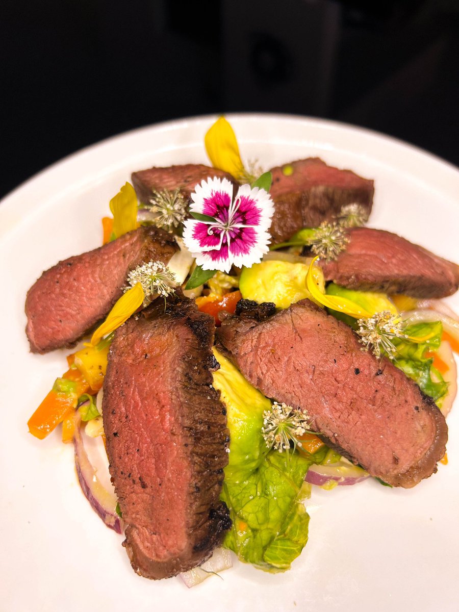 ReyGrill's tweet photo. rrancamos el fin de semana con algo muy fresco pero con el toque infaltable del humo 💨 Una exquisita ensalada con picaña con una vinagreta de mostaza, miel y limón. Una opción perfecta para disfrutar en familia 👨🏻‍🍳👌🏻🙌🏻 

Que tengan una excelente tarde ¡Ánimo! https://t.co/7ZpKEbkqsr