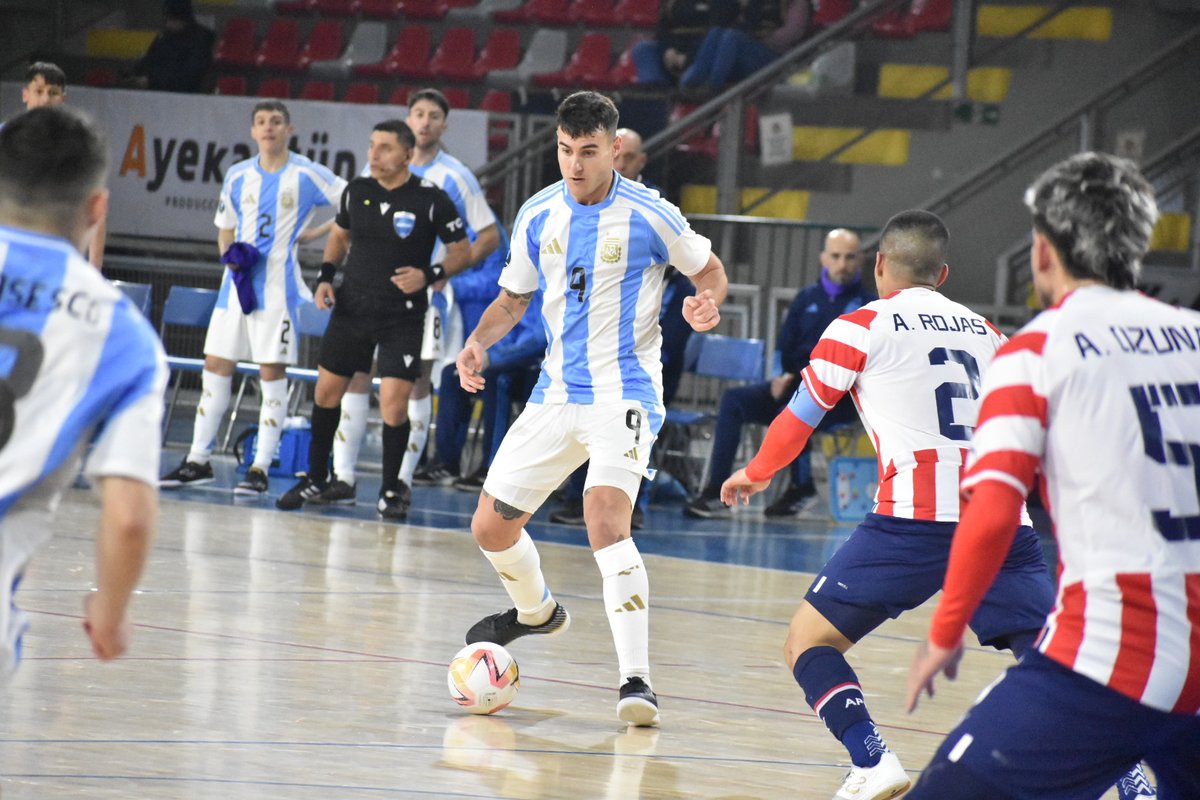 Argentina's tweet photo. 🏆 #LigaEvoluciónFS
🗓 Fecha 3
#Mayor
⚽ #Argentina 2 🇦🇷 🆚 Paraguay 🇵🇾 1
⏱ ¡Ganó Argentina!
🏟 Polideportivo Municipal de Los Ángeles 🇨🇱
📺 https://t.co/qqy4mLj8Ts

📝 https://t.co/tkRjOCEuHt https://t.co/BBS8ozNeH5