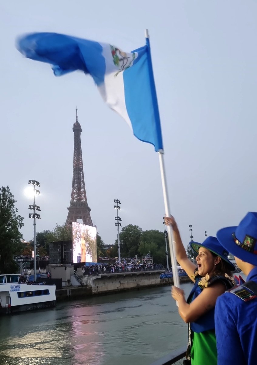 EUDeportes's tweet photo. #Paris2024 | El Comité Olímpico Guatemalteco (COG) compartió algunas imágenes de los atletas chapines en la #CeremoniaDeApertura de los #JuegosOlímpicos 2024. 

"Libre al viento tu hermosa bandera a vencer o a morir llamará; que tu pueblo con ánima fiera antes muerto que esclavo será"...