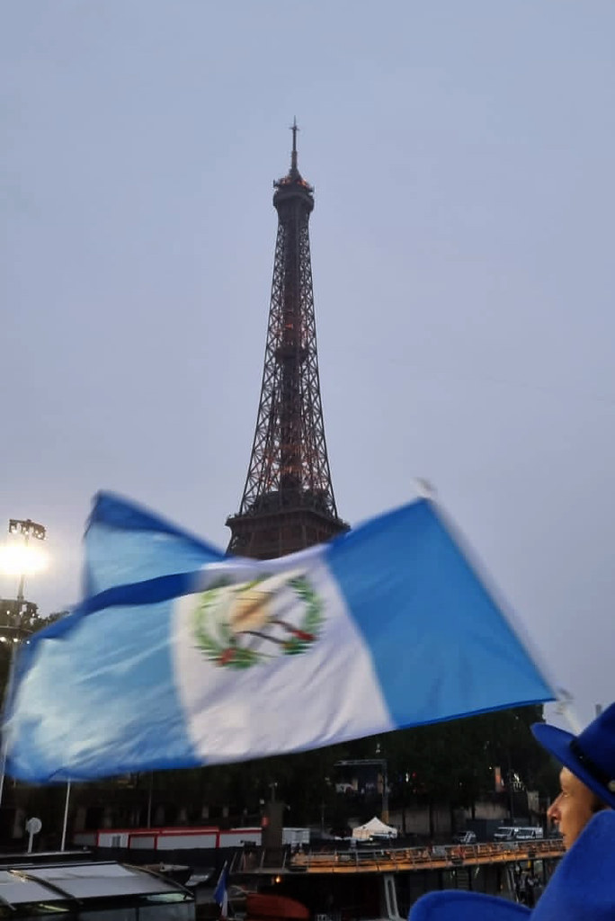 EUDeportes's tweet photo. #Paris2024 | El Comité Olímpico Guatemalteco (COG) compartió algunas imágenes de los atletas chapines en la #CeremoniaDeApertura de los #JuegosOlímpicos 2024. 

"Libre al viento tu hermosa bandera a vencer o a morir llamará; que tu pueblo con ánima fiera antes muerto que esclavo será"...