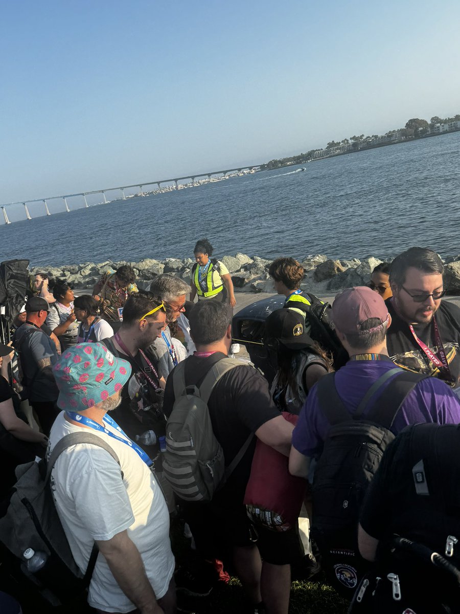 Source_2_Screen's tweet photo. Hall H blinkers at the front telling us to get to one side of chutes. they are coming soon. 

I’m pretty close to front. Second chute. 

@HallHLine #HallH https://t.co/n6rCuw3A8J