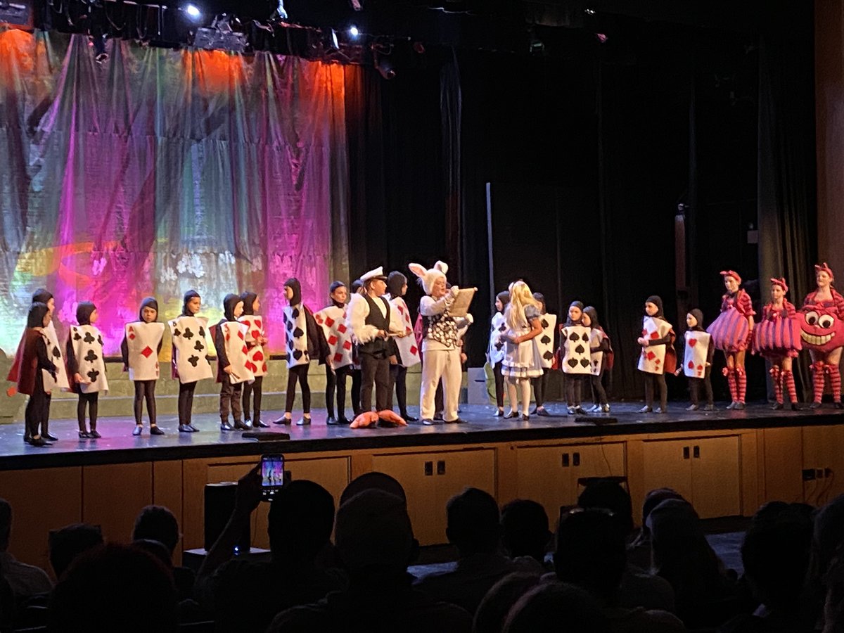 JayBilly2's tweet photo. Fun to see our @BearTavernES kids perform in #AliceInWonderland tonight #hvct @VickiKrampf #GreatShow https://t.co/Mf5CDCk7KZ