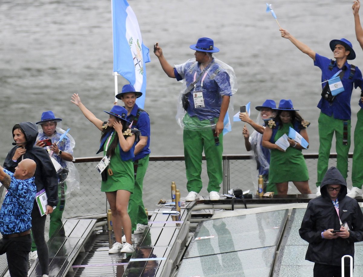EUDeportes's tweet photo. #Paris2024 | El Comité Olímpico Guatemalteco (COG) compartió algunas imágenes de los atletas chapines en la #CeremoniaDeApertura de los #JuegosOlímpicos 2024. 

"Libre al viento tu hermosa bandera a vencer o a morir llamará; que tu pueblo con ánima fiera antes muerto que esclavo será"...