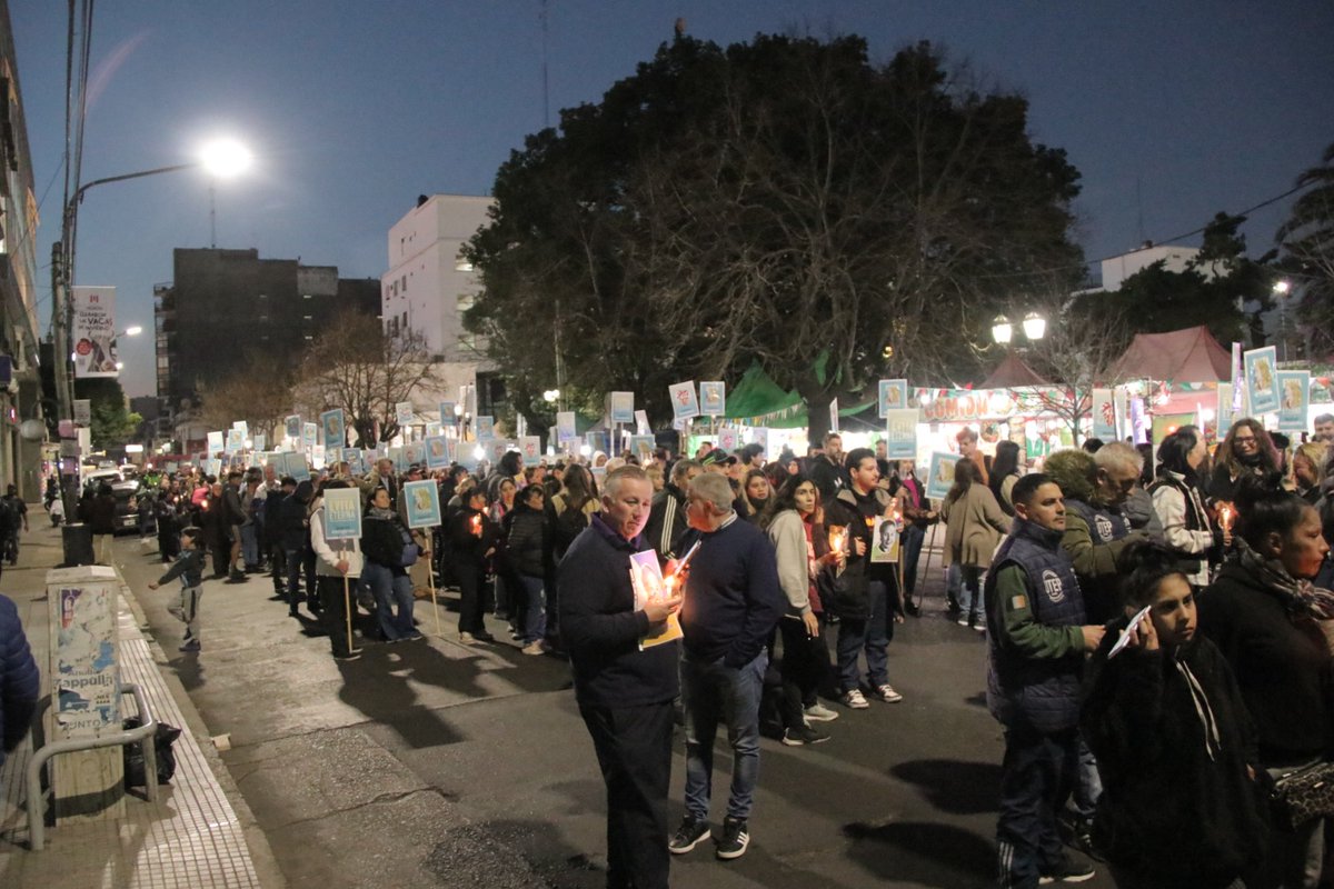 Luego, participamos de una emotiva marcha de antorchas en su memoria.

En tiempos en los que gobierna la crueldad, llevamos su nombre y su legado como bandera para construir una Patria mejor.

#EvitaEterna