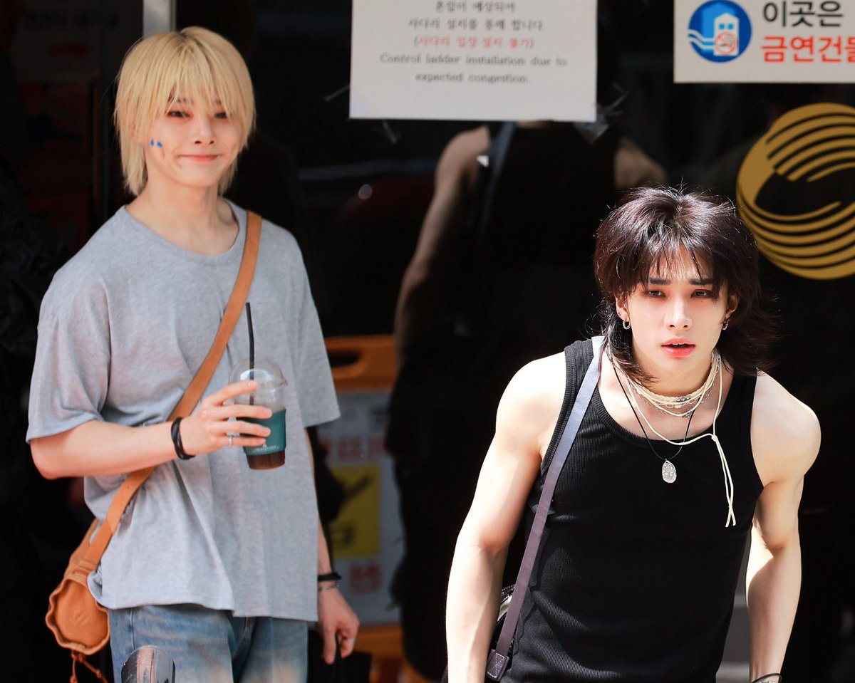 jeongaddicted's tweet photo. hyunin au 

en dónde jgn es un cantante famoso y aclamado y hjn su guardaespaldas que se toma muy en serio su trabajo protegiéndolo, quien diría que detrás de tanta seriedad es admin de uno de los fan pages mas grandes del artista que es su jefe https://t.co/61cPmDxvzc