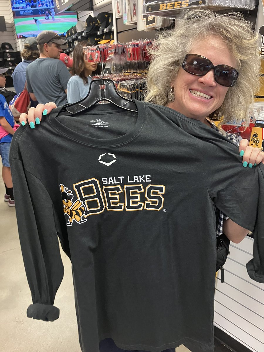 bsbees2016's tweet photo. The @bsbees2016 crew on the road watching our favorite team! ⚾️🐝🍯 https://t.co/uyzcA4bfKI