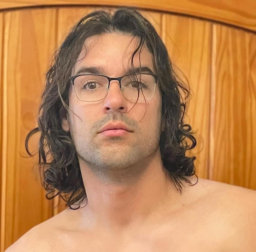 Tras dos años de ausencia, Lenny de la Rosa (<a href="/LennyDLaRosa/">Lenny De La Rosa</a>) reaparece en redes sociales.

Recordar que se dió a conocer como corista de Gloria Trevi (<a href="/GloriaTrevi/">GloriaTrevi</a>), posteriormente probó suerte en la actuación y el canto.