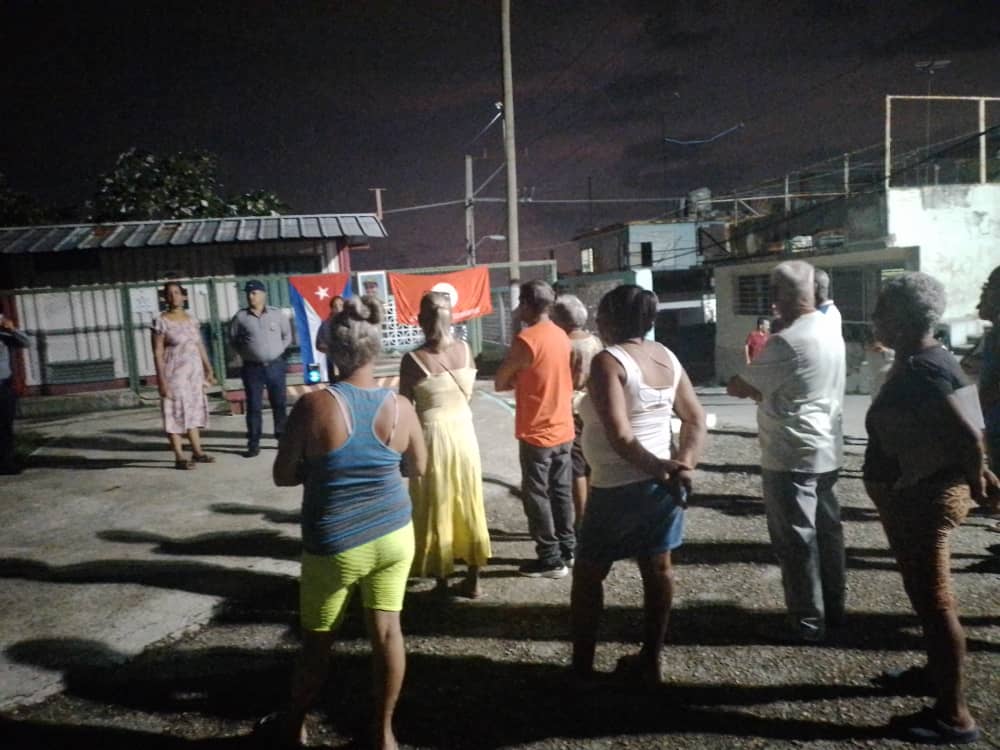 irena2418655300's tweet photo. Se dan cita los vecinos de las zonas 11 y 12 de los #CDRRegla para realizar el ejercicio de conjunto con el MININT. Saludamos el día de la Rebeldía Nacional en la colina Martí y con la guardia en alto 🔊! #UnidosXCuba https://t.co/NMkCXasc8d