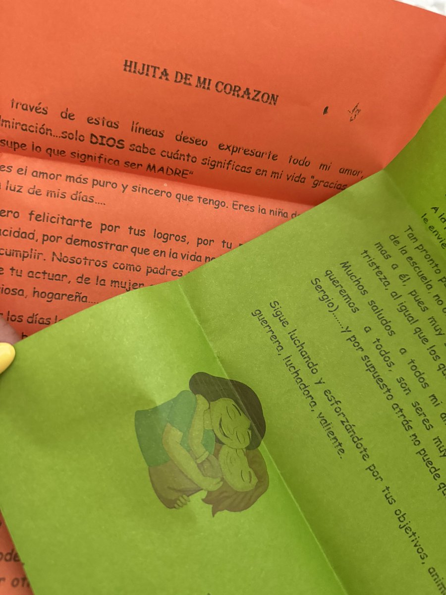 Realmente mi mamá es demasiado😭❤️ desde que tengo memoria ella no pierde oportunidad para hacerme una carta, ponerme un letrero, comprarme flores, peluches. Tengo toda la suerte del universo entero!
