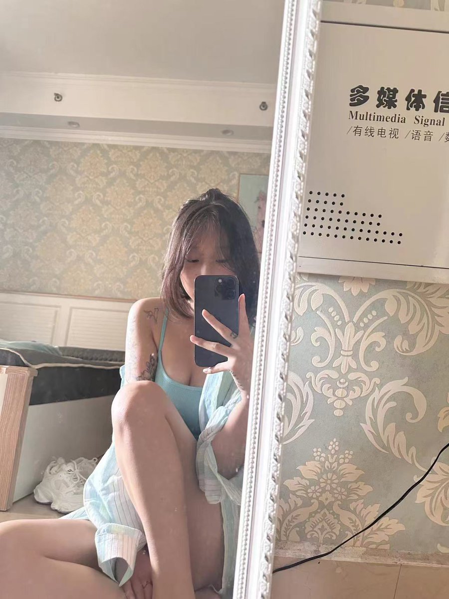 哇塞 杭州的这只小母狗好漂亮哦，欢迎新狗找表姐入圈进群，表姐已视频通话露脸验证！100%真实，想找炮友找母狗玩sm，表姐群里最真实！因为表姐敢露脸最真实！ https://t.co/MKxBzC4y2Q