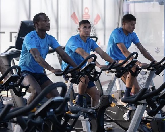 Fellipinhoo77's tweet image. Vi uma parada ontem que é verdade, time do Grêmio até 1 mês atrás quando não tinha nem onde treinar quem abriu a porta do CT foi o Corinthians. 

E agora ver esses jogadores e essa torcida chamando o Corinthians de uma par de coisa é foda… por isso que eu digo tem tudo q se fude