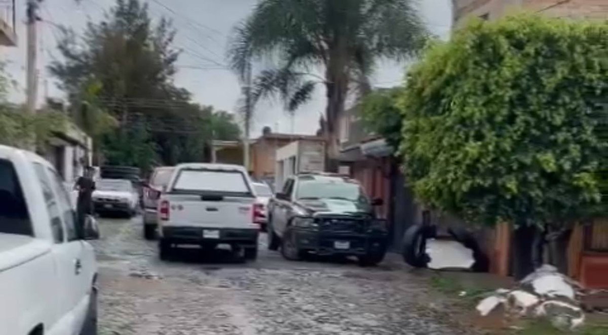 BalaceraGDL's tweet photo. #BalaceraGDL
¿A quién le dan pan que llore?
Un hombre de alrededor de 30 años fue ejecutado a balazos en una panadería de la calle Del Cobrero en la Col. Artesanos de Tlaquepaque. https://t.co/lfgI72u8C7