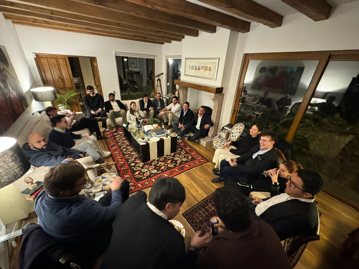 PNfValues's tweet photo. Fin el cuarto día del #BootcampRepublicano compartiendo la amistad, pan, vino y una extraordinaria conversación sobre como 'navegar' en el escenario político y electoral. Muchas gracias @arturo_squella ! https://t.co/ssPJvQOkbK