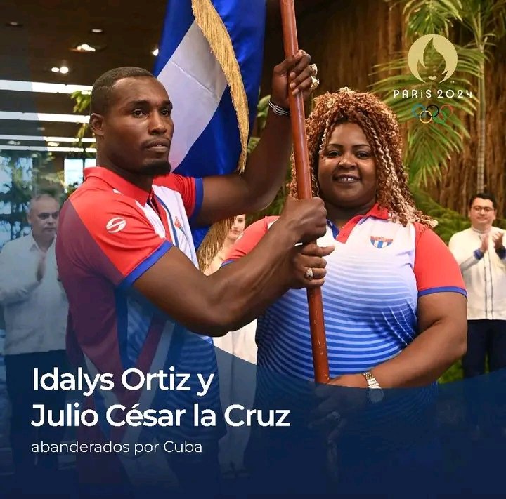 El boxeador Julio César La Cruz y la judoca Idalys Ortiz fueron los abanderados en la inauguración de #París2024. Mijaín López, quien portaría la enseña nacional, se entrena con el equipo de Lucha Greco en Teteven, Bulgaria, por lo que se optó por esta decisión #Cuba.
