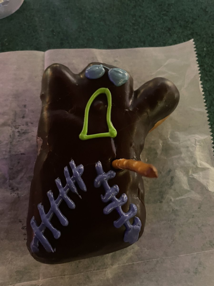 paulmac24's tweet photo. New ink and a voodoo donut as the vaca draws to an end. #hartandhuntingtonorlando #voodoodonuts https://t.co/nNzAc4qVhe