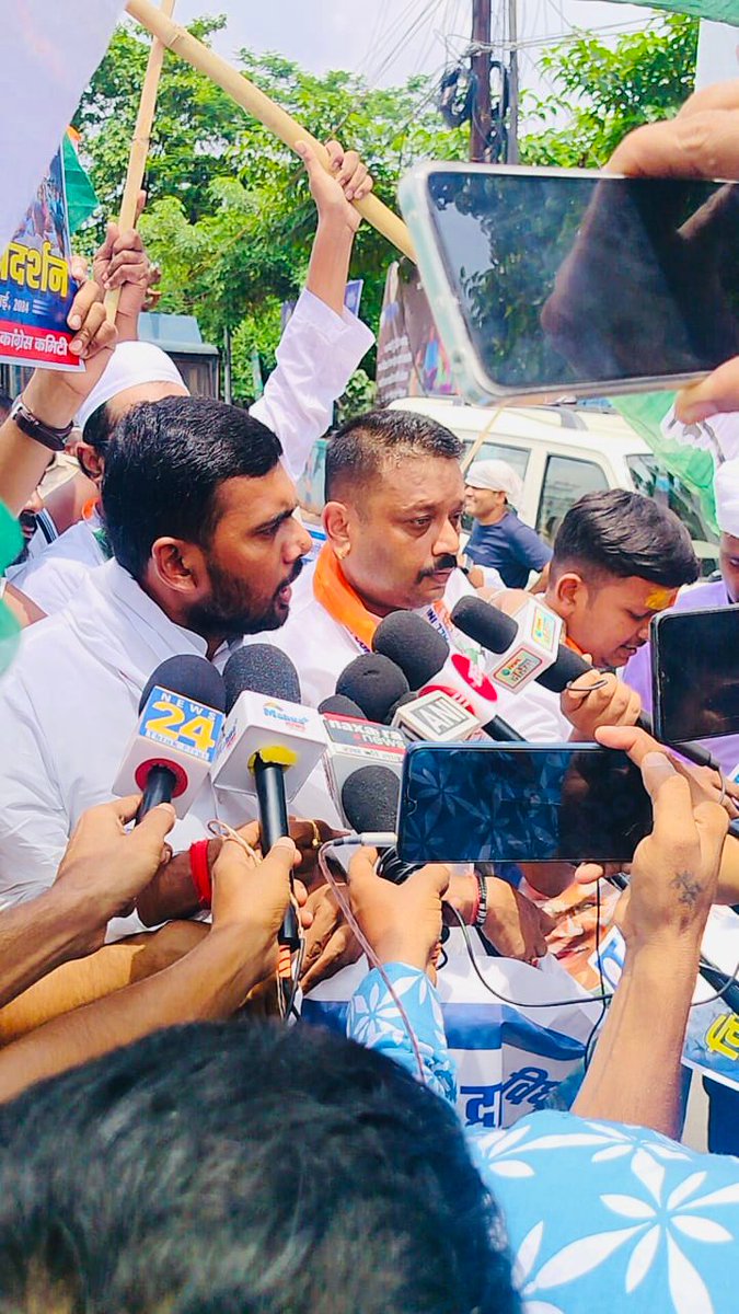 पटना महानगर कांग्रेस कमिटी द्वारा आयकर गोलंबर पर युवा कांग्रेस के साथियों पर किए गए बर्बरतापूर्ण लाठीचार्ज के विरोध में आयोजित विरोध-प्रदर्शन <a href="/IYCBihar/">Bihar Youth Congress</a> के माननीय प्रदेश प्रभारी श्री <a href="/SamratJena/">Adv Samrat Keshari Jena</a> के गरिमामयी उपस्थिति में युवा कांग्रेस के दर्जनों साथियों के साथ शामिल होकर 1/2