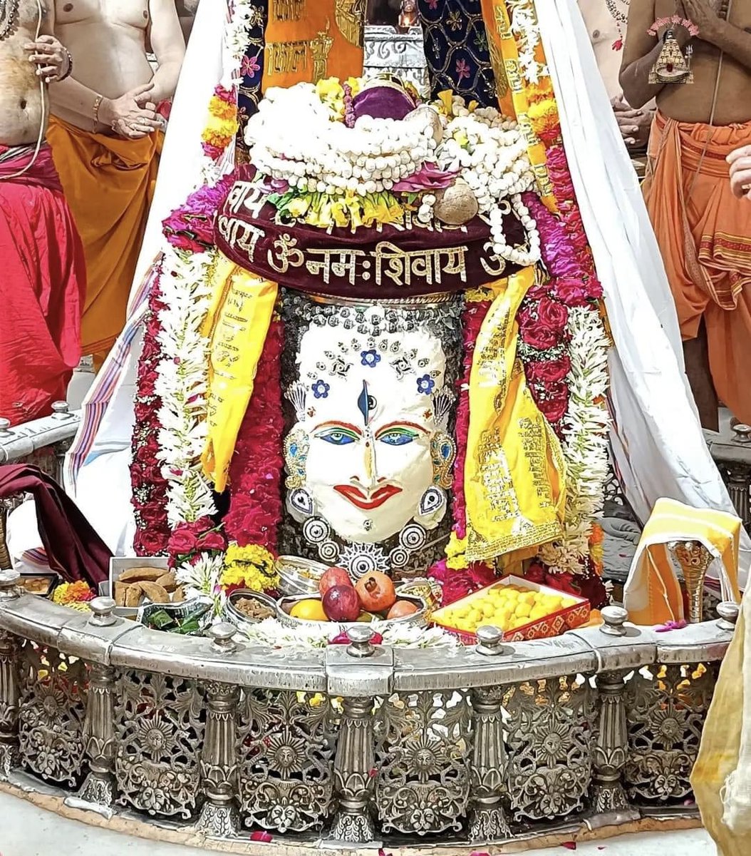 जय श्री महाकाल जी की
जय श्री कृष्ण जी की
शुभ प्रभात
सादर वंदे
श्री महाकालेश्वर ज्योतिर्लिंग के आज (शनिवार, 27/07/2024) के भस्म आरती-शृंगार दर्शन 🙏🏻