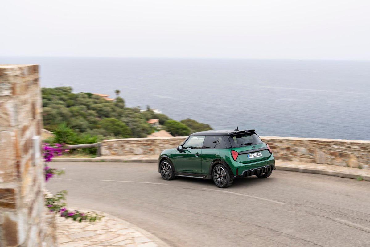 motoresapleno's tweet photo. El nuevo #MINICooperS con el paquete #JCWTrim: diseño deportivo con el rendimiento típico de la marca. #motoresapleno #industria #MINI 
https://t.co/1O1lITxG9O https://t.co/Oecp6jqsJ7