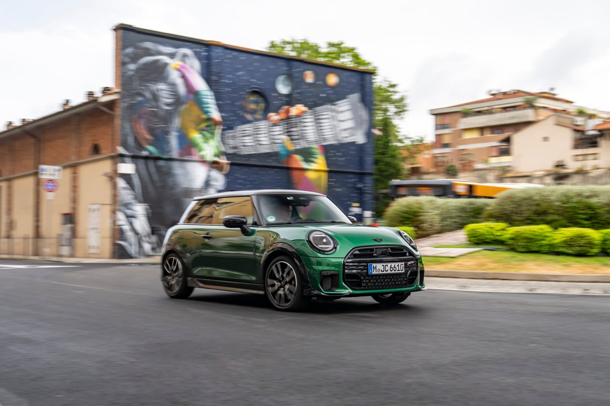 motoresapleno's tweet photo. El nuevo #MINICooperS con el paquete #JCWTrim: diseño deportivo con el rendimiento típico de la marca. #motoresapleno #industria #MINI 
https://t.co/1O1lITxG9O https://t.co/Oecp6jqsJ7
