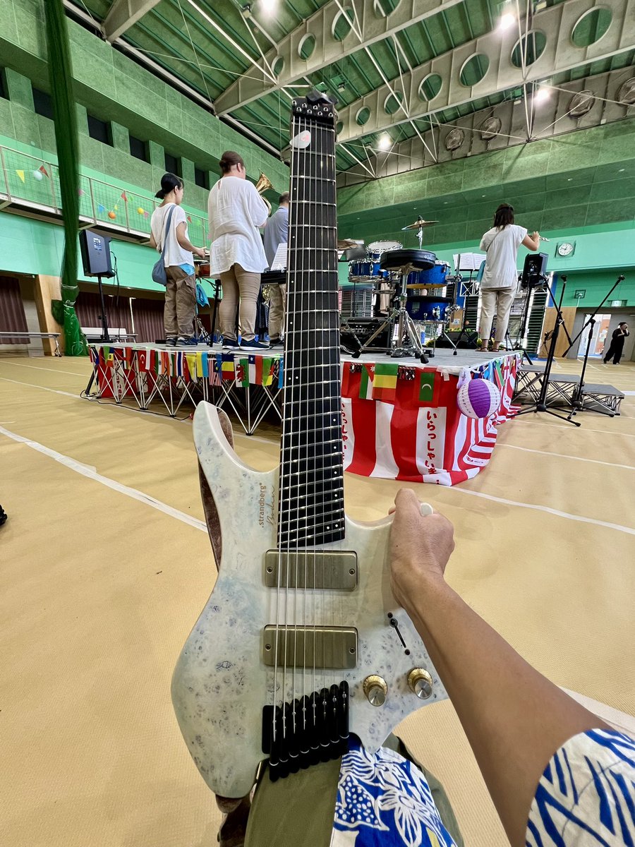 ikaway_'s tweet photo. 今日は盆踊り会場で8弦🏮
#8弦ギター
#Strandberg
#LEDA8 https://t.co/bhZsNljjef