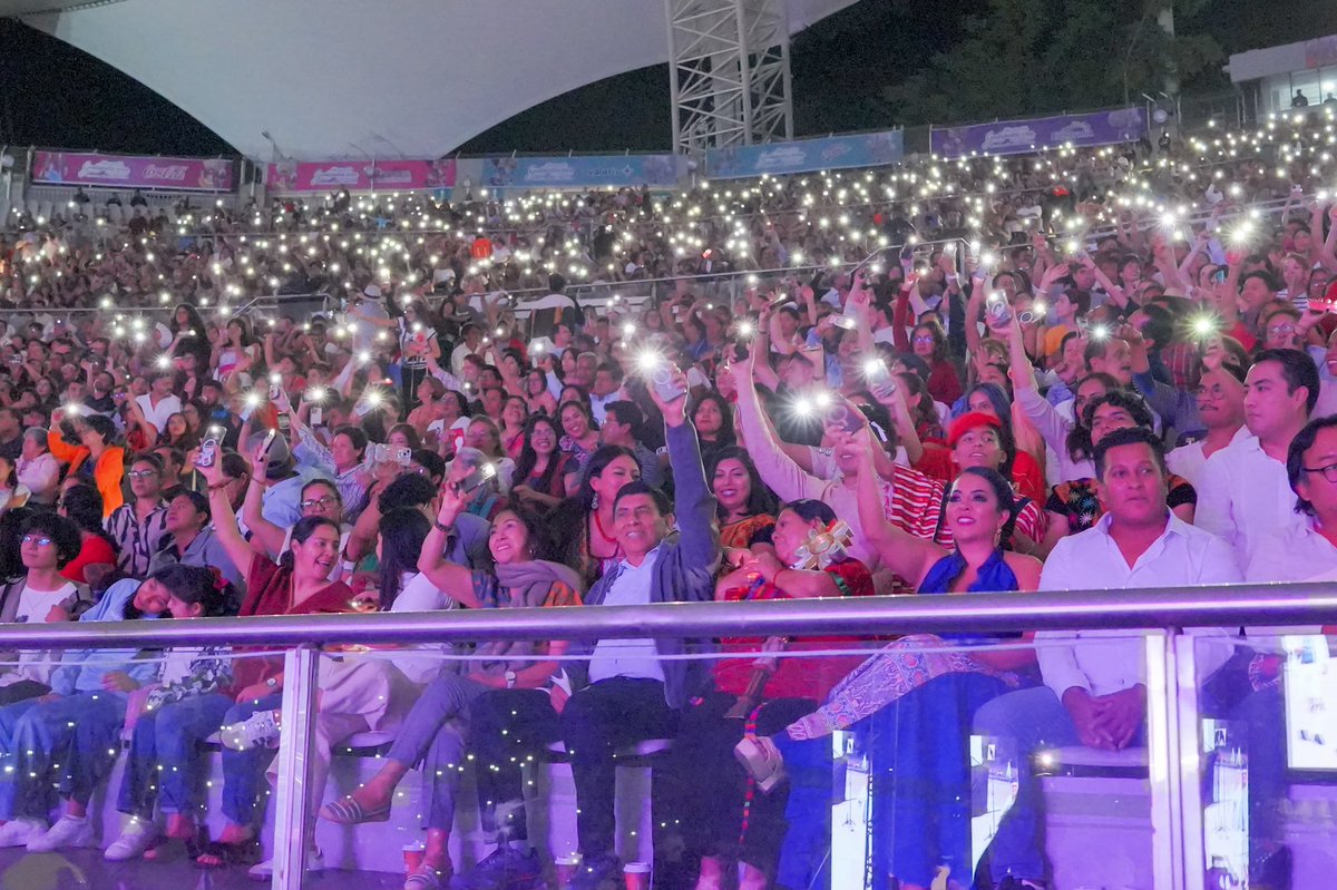 salomonj's tweet photo. Esta noche junto a miles de oaxaqueñas y oaxaqueños disfrutamos del concierto de mi amiga @liladowns, “Conjuro”, que organizamos con motivo de la #Guelaguetza2024.

Asistimos en familia, en compañía de @Irma_BolanosOax y la Diosa Centéotl 2024, Juana Hernández López. Fue un gran momento, una auténtica fiesta llena de música y color en el #CorazónCulturalDeMéxico.