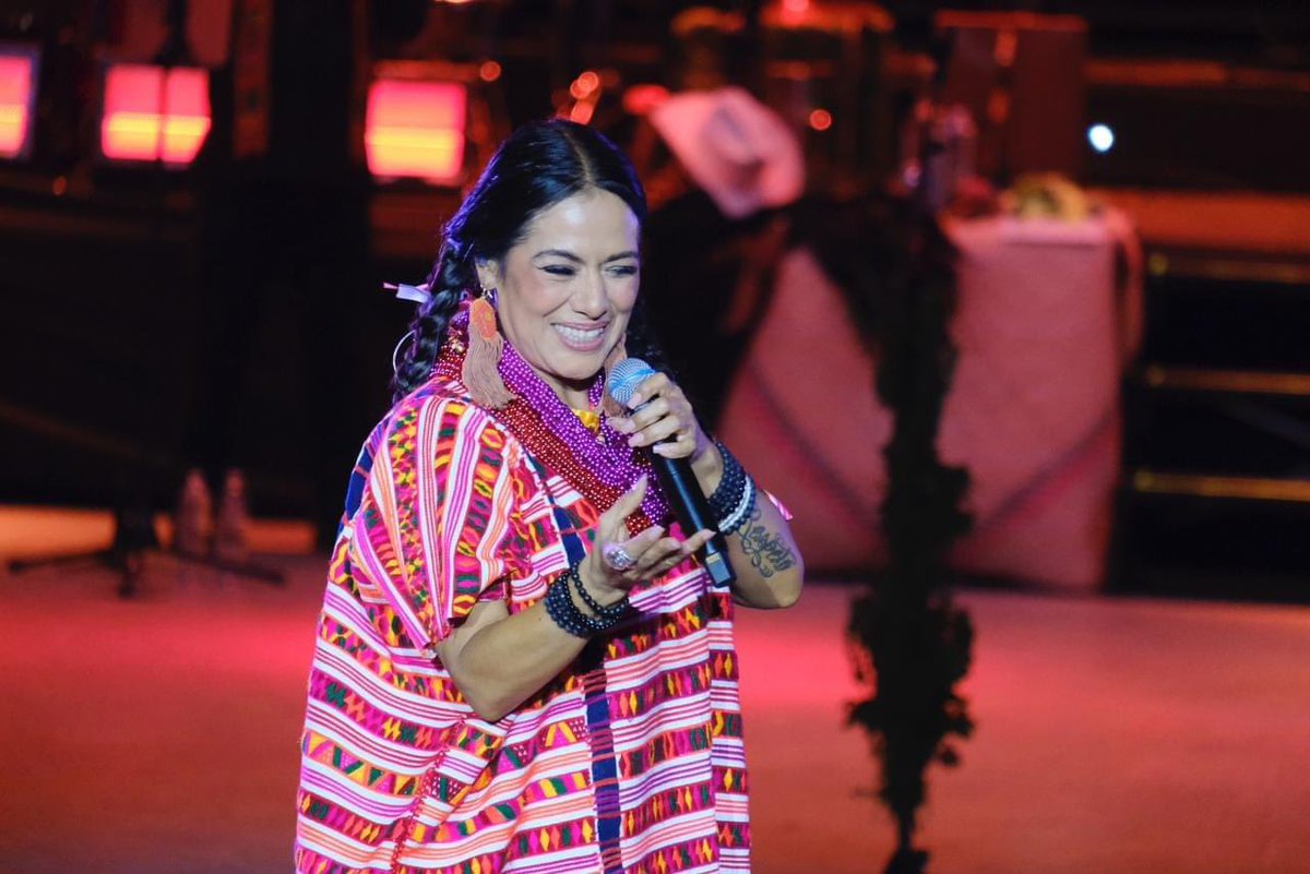 salomonj's tweet photo. Esta noche junto a miles de oaxaqueñas y oaxaqueños disfrutamos del concierto de mi amiga @liladowns, “Conjuro”, que organizamos con motivo de la #Guelaguetza2024.

Asistimos en familia, en compañía de @Irma_BolanosOax y la Diosa Centéotl 2024, Juana Hernández López. Fue un gran momento, una auténtica fiesta llena de música y color en el #CorazónCulturalDeMéxico.