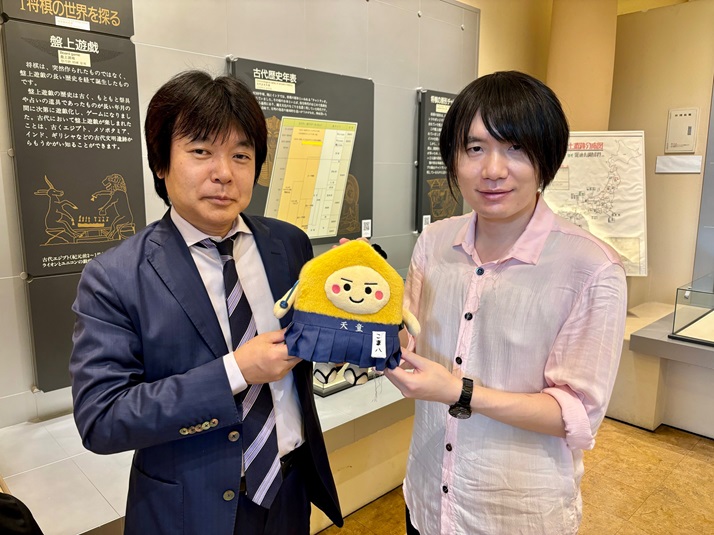 KomahachiTendo's tweet photo. 明日、将棋むらで行われる「SUNTORYWELLNESS天童将棋の旅」イベントの為に藤井猛九段と佐藤天彦九段が来童しています😆将棋資料館と交流室にも来てくれたよ📸資料館に色紙もいただきました😍イベントには野原未蘭女流初段も参加するよ😊見学もできます
#天童 #山形 #藤井猛 #佐藤天彦 #将棋 #こま八 https://t.co/HvS5tz7rpZ