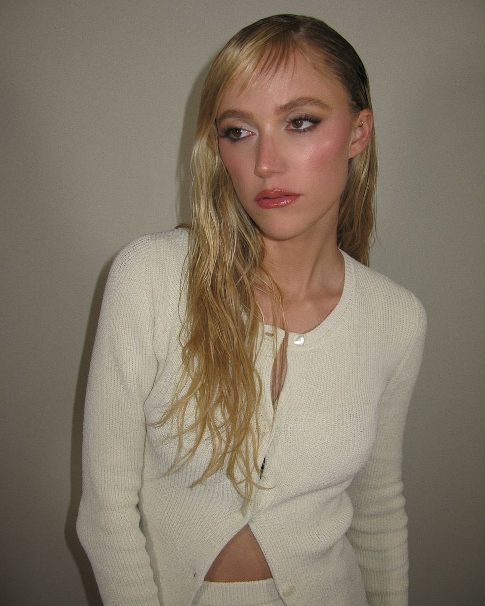 JakeAID's tweet image. Proof that doppelgängers exist 
@brookecandy , Erin Parsons and @MaikaMonroe 
#twins #doppelgänger #clones