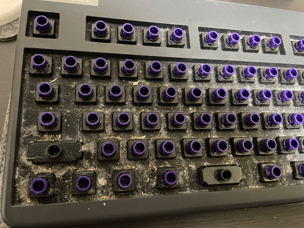 7年間、1度も掃除しなかったキーボードがこちら

キーボード、マジで定期的に掃除したほうがいい
多分便器以上に汚い
キーキャップも洗ったら水がグレーに染まった…
高級キーボードも使い方で台無しになるよ