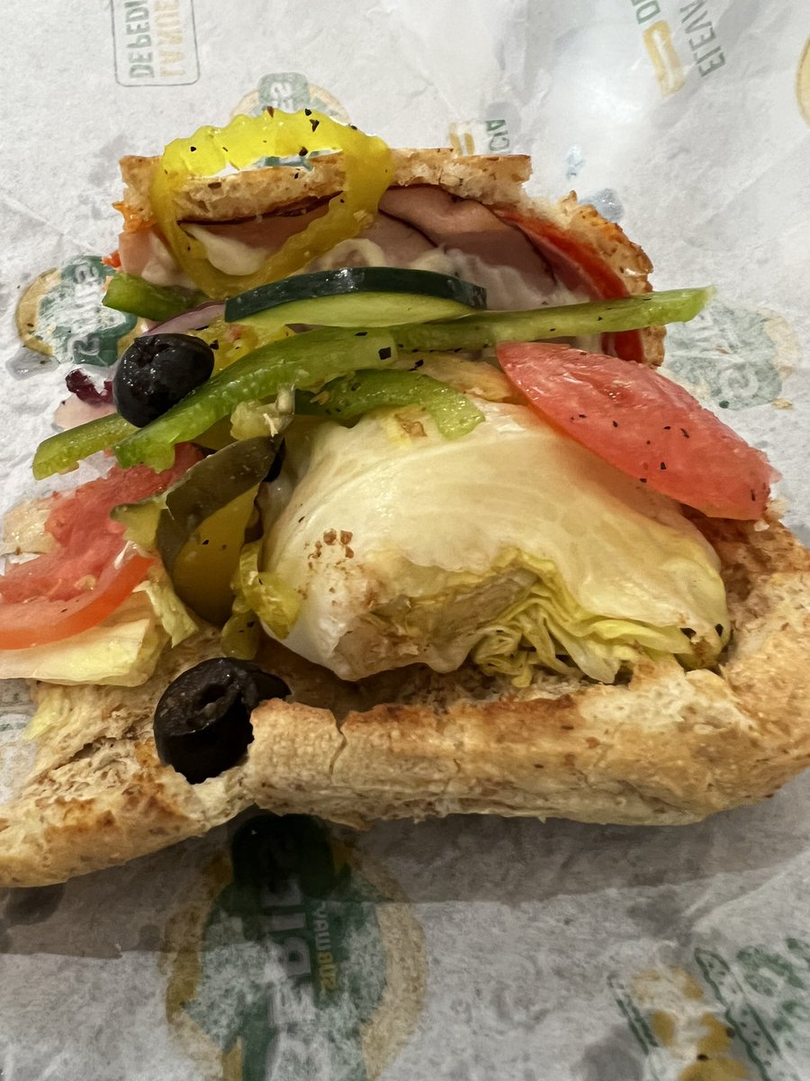 tamamonchi's tweet photo. De cuando @subwaymexico te pone la lechuga completa , gracias por el detalle y por no cobrarme porciones extras , que detallazo https://t.co/iqTkiyJhnU