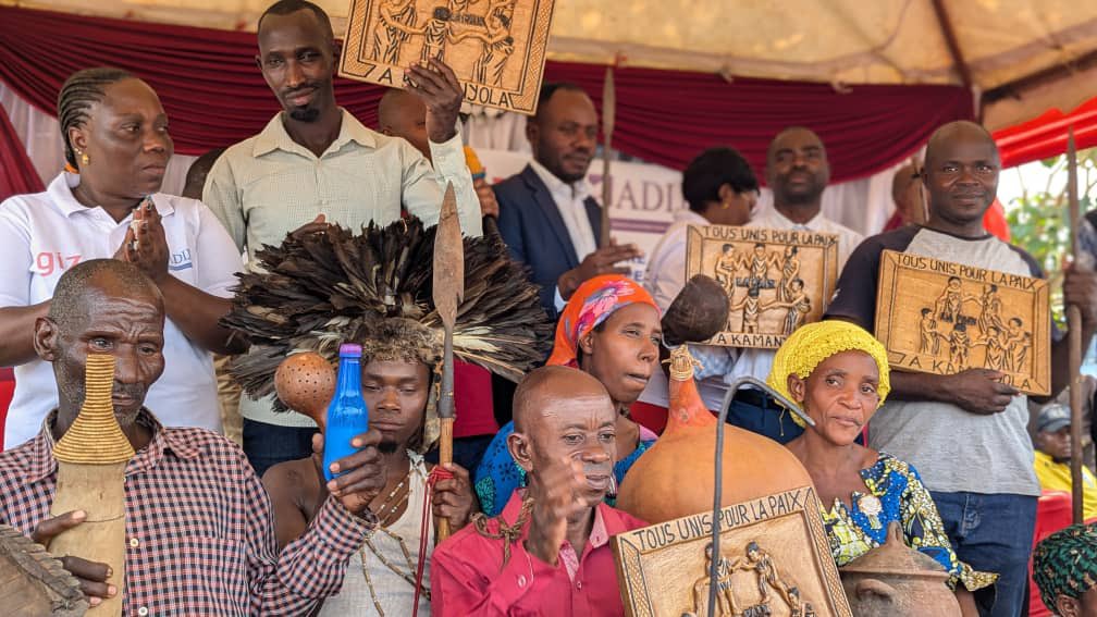 ADIJF1's tweet photo. Les communautés de Kamanyola se sont engagées à œuvrer pour la consolidation de la paix à l'issue de la foire socioculturelle organisée par ADIJF avec le financement de la GIZ. *Unissons-nous, bannissons les divisions*, message clé de la foire.
@giz_drcongo https://t.co/IHIYj11mhh