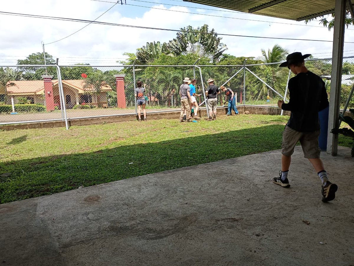 Camp_CostaRica's tweet photo. The kids and teachers of San Antonio School are very grateful with  #TeamMapache 's work. Great job guys! 🏫🌳
@CampsInt https://t.co/rWeijXEKX5