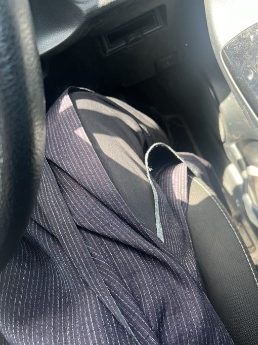 今度は横がどんどんほつれてスリットスカートみたいになってる 