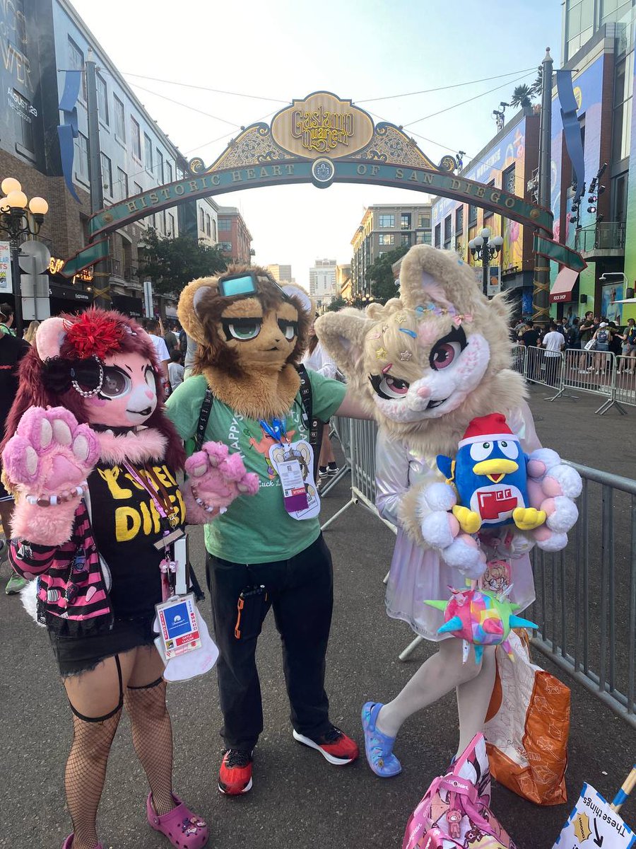 hazelbutterbear's tweet photo. Hope everyone had a great #fursuitfriday at #sdcc!! https://t.co/rOQRe0kEHI