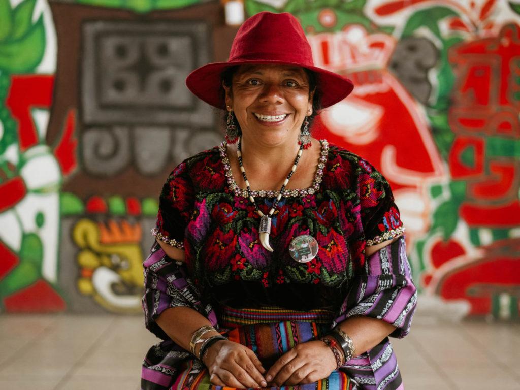 “Soy defensora de la vida, nos dice Lolita, y por ello también defiendo los territorios k’iche’, a la vez me reivindico feminista comunitaria de Abya Yala." #MujeresAlSur  resumenlatinoamericano.org/2024/07/07/gua…