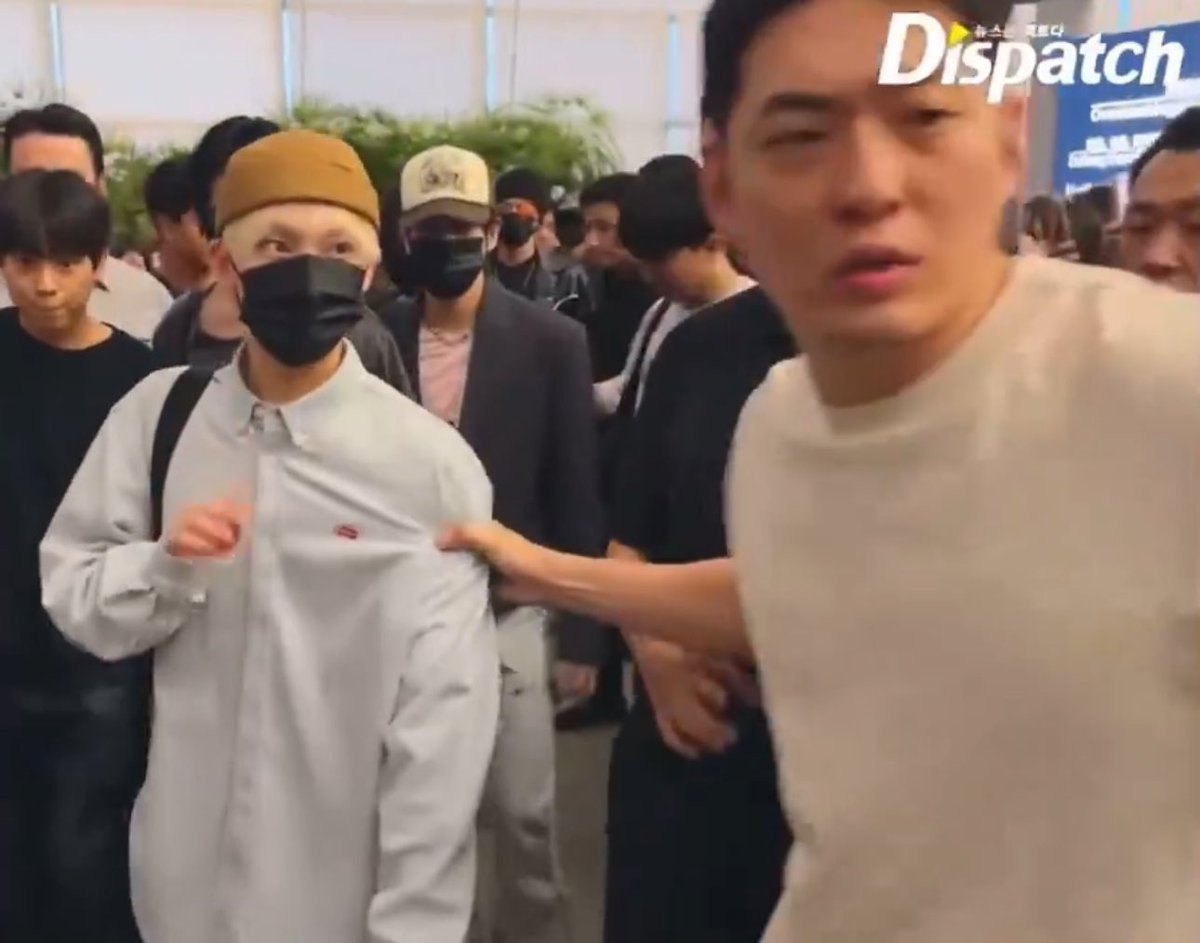 nataliecris's tweet photo. RESPECT KIM SUNOO

@BELIFTLAB, we condemn the aggressive act made against #SUNOO by your staff at the airport. Forcefully grabbing is unacceptable and a failure to ensure the well-being of your artist.   

We demand immediate action and enhanced security.  

#WeAreAlwaysWithSUNOO https://t.co/lp9z1iRYJ1