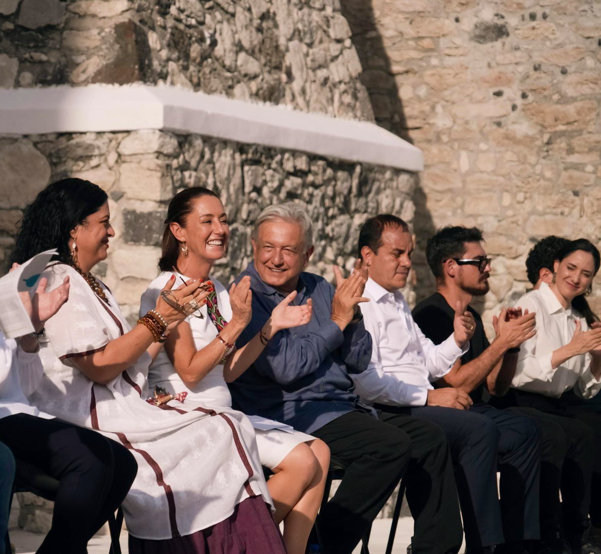 ccurieldeicaza's tweet photo. Hoy tuve el honor de acompañar a nuestro presidente @lopezobrador_ , a la presidenta electa @Claudiashein y a @alefrausto, quien encabezó el Programa Nacional de Reconstrucción de patrimonio histórico. Estuvimos en la parroquia de Santo Domingo de Guzmán Tlaquiltenango, Morelos. https://t.co/3hXMvKgGcc