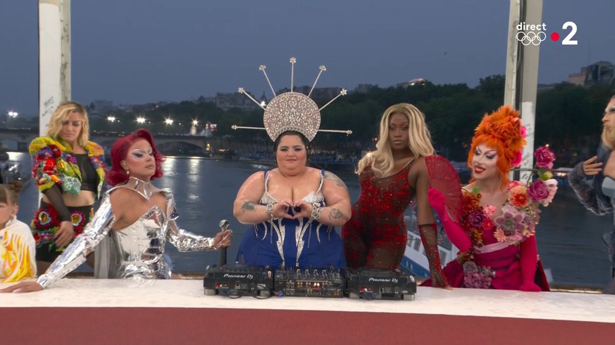 el show drags en las olimpiadas no es más que una acotación cultural al antiguo teatro francés, dónde el teatro isabelino llegó a las manos de molière, en el que los hombres vestían de mujeres, ya que estaba prohibido que las mujeres actuarán. 

#CeremoniaDeApertura
