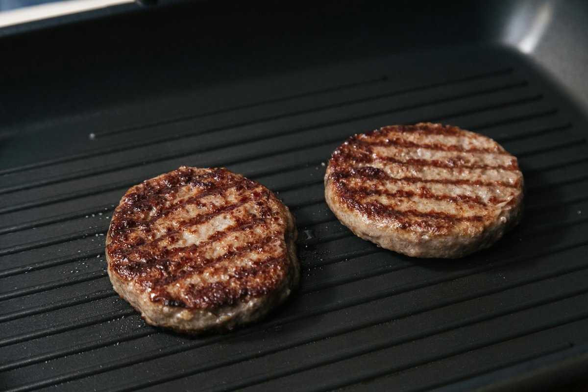 uncommonkitchen's tweet image. Prevent burger patties from shrinking by making a small dimple in the center before cooking. Press your thumb gently into the middle to ensure even cooking and juicy, perfectly shaped burgers! 🍔✨

#KitchenHacks #BurgerTips #CookingTricks
