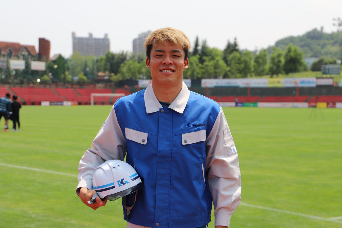 ssk0822's tweet photo. 地元国立大学の建築学科を卒業後、国内大手サブコンに就職。
学生時代にサッカーで鍛えた心身を活かして施工管理でも活躍し、社内での高評価から新卒採用パンフレットに先輩社員として掲載されるも、勤務例として5:00-23:00のスケジュールを記載したところブラック企業扱いされSNSで炎上してしまう。 https://t.co/1G1Pq2CLWi