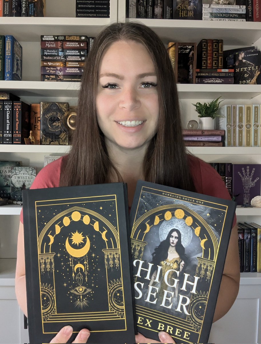 This hardcase. 🤩 All hardcovers have this extra special artwork. 
#spfbox #fantasybook #darkfantasy #epicfantasy #highfantasy #books #reading #romantasy #ReaderCommunity