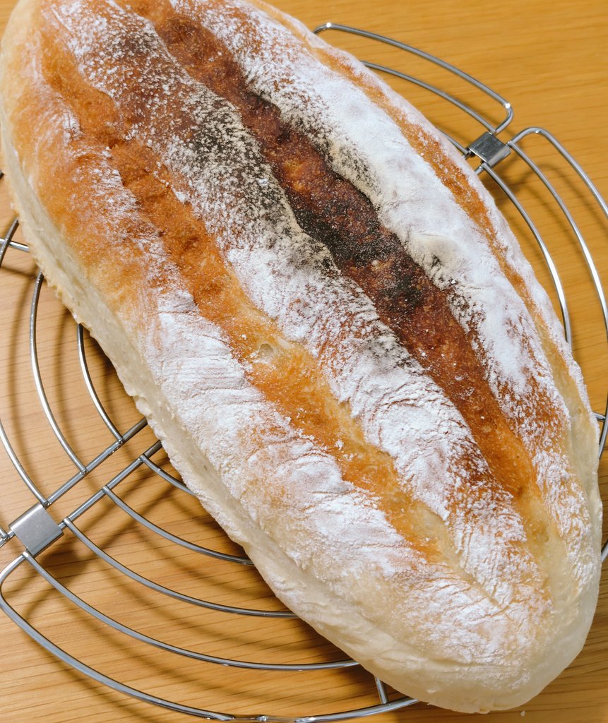 jim_tk_2233's tweet photo. もはやパン作りが趣味ですと言えるくらいの頻度で作ってるわ〜🤣この間使った米粉が微妙に余ってるから、今回は米粉を混ぜた小麦パン😁小麦粉と米粉の割合が4:1だからか米粉のモチっと感は皆無だけど、フワフワしっとり〜😋 https://t.co/TO3Z3ZA37H