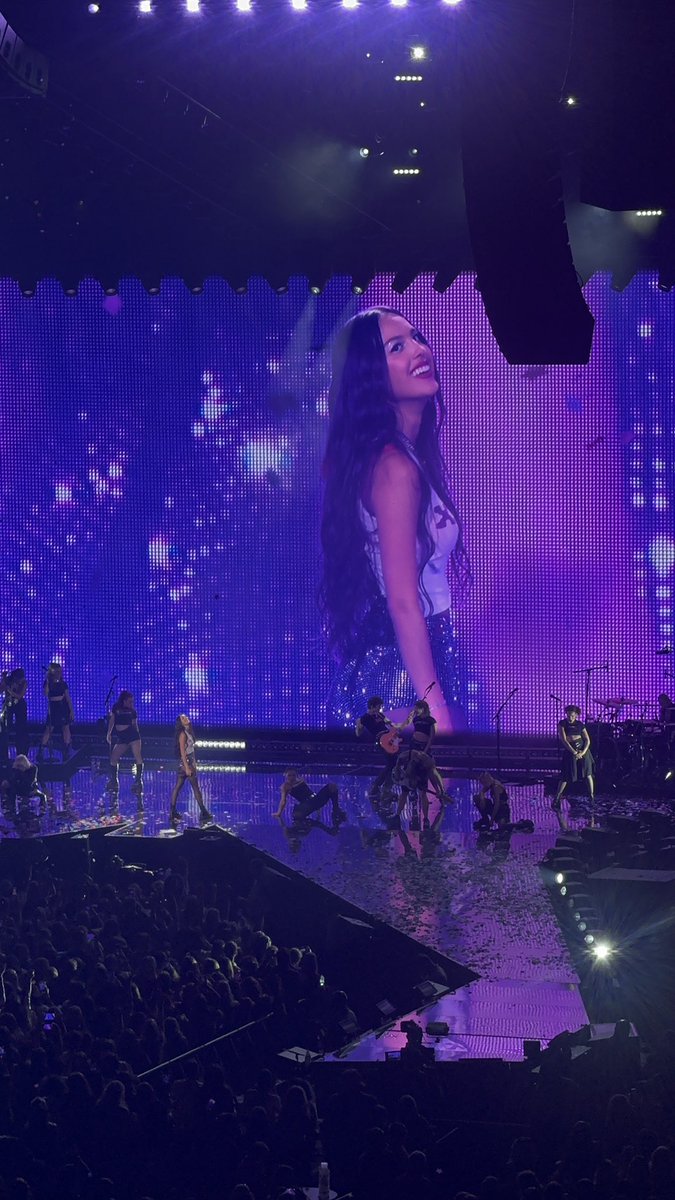 swiftselite's tweet photo. KANSAS CITY #Gutsworldtourkansascity https://t.co/hp4RW3vdjy