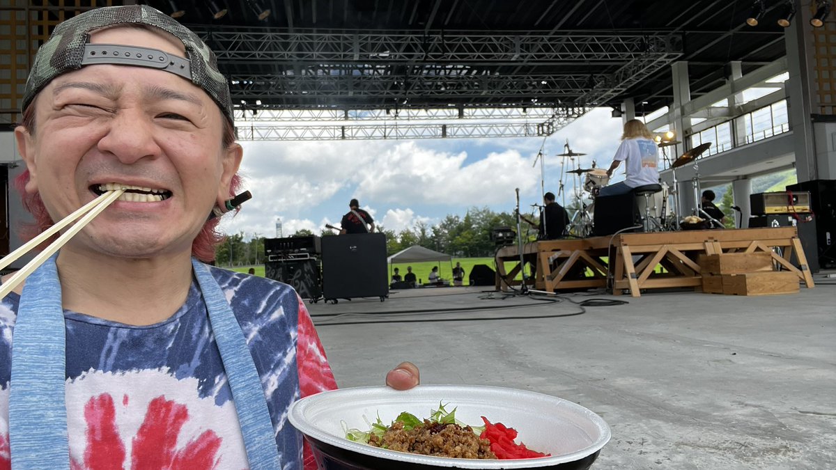 hajimecobain's tweet photo. Taste of Summer Festival2024のトップバッター無事終演！
ギブソンハウスおじの冷やし担々麺食べて俺の夏野外完了です〜。

写真はCLOWSダイスケとtiny藤くん。毎年出してくれてありがとうね！

#tosf2024 #Millionchair #clows #tinyskunk https://t.co/M7tgoZRtKd