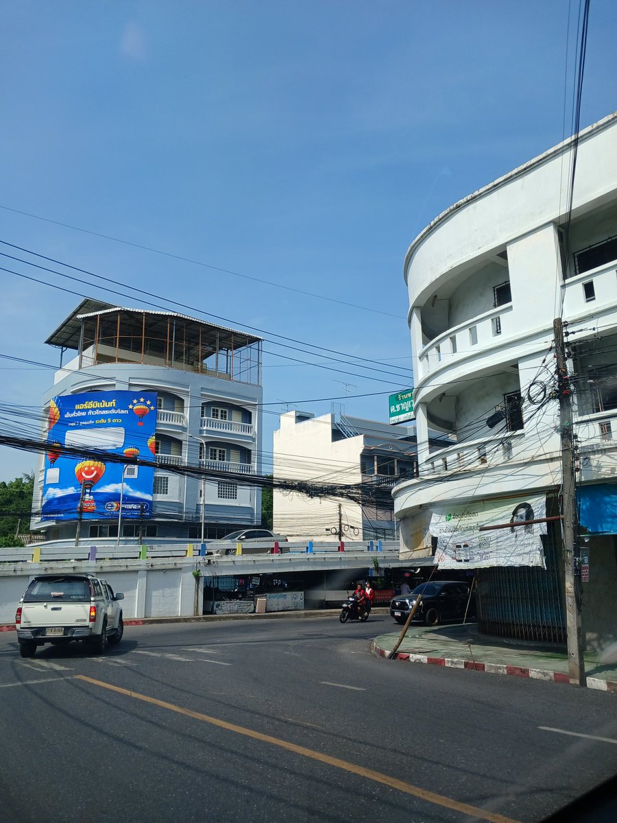 ...วันนี้ ทานกาแฟใต้สะพานข้ามทางรถไฟแห่งแรกของหาดใหญ่....