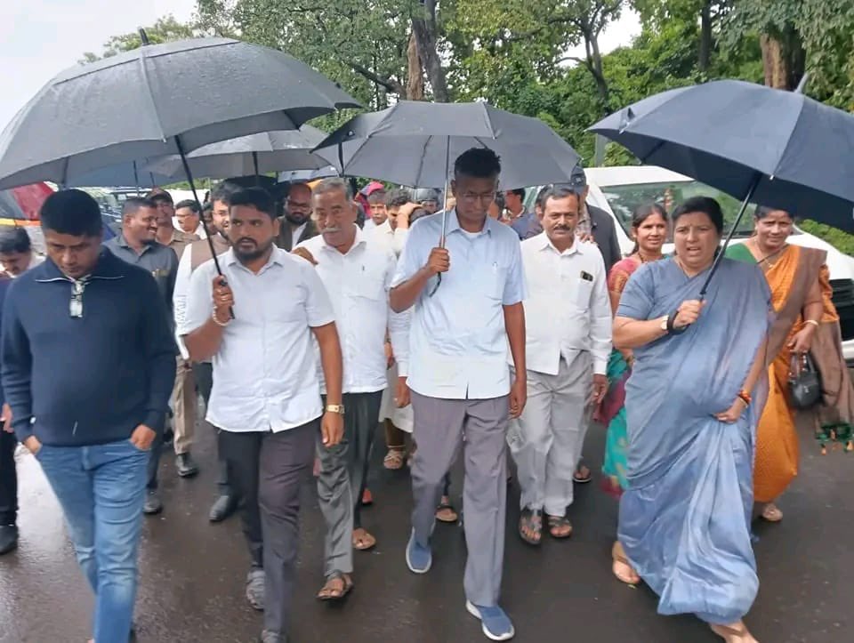 DrAnjaliTai's tweet photo. Visited flood affected villages of Khanapur taluka along with Belagavi district minister Shri @JarkiholiSatish Ji.

@INCIndia @INCKarnataka 
@kharge @RahulGandhi @kcvenugopalmp @rssurjewala @siddaramaiah @DKShivakumar https://t.co/epCsaqiAjo